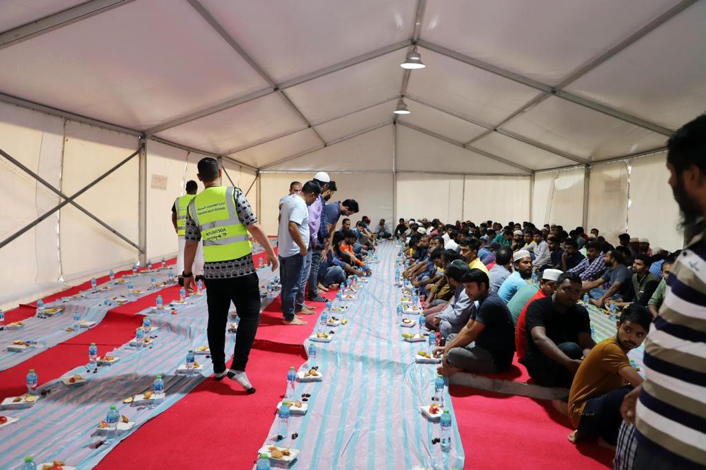 الإدارة العامة لتنفيذ الأحكام والعقوبات البديلة تنفذ حملة إفطار صائم وتوزيع وجبات الإفطار على الطريق بالتعاون مع مديريات الشرطة<